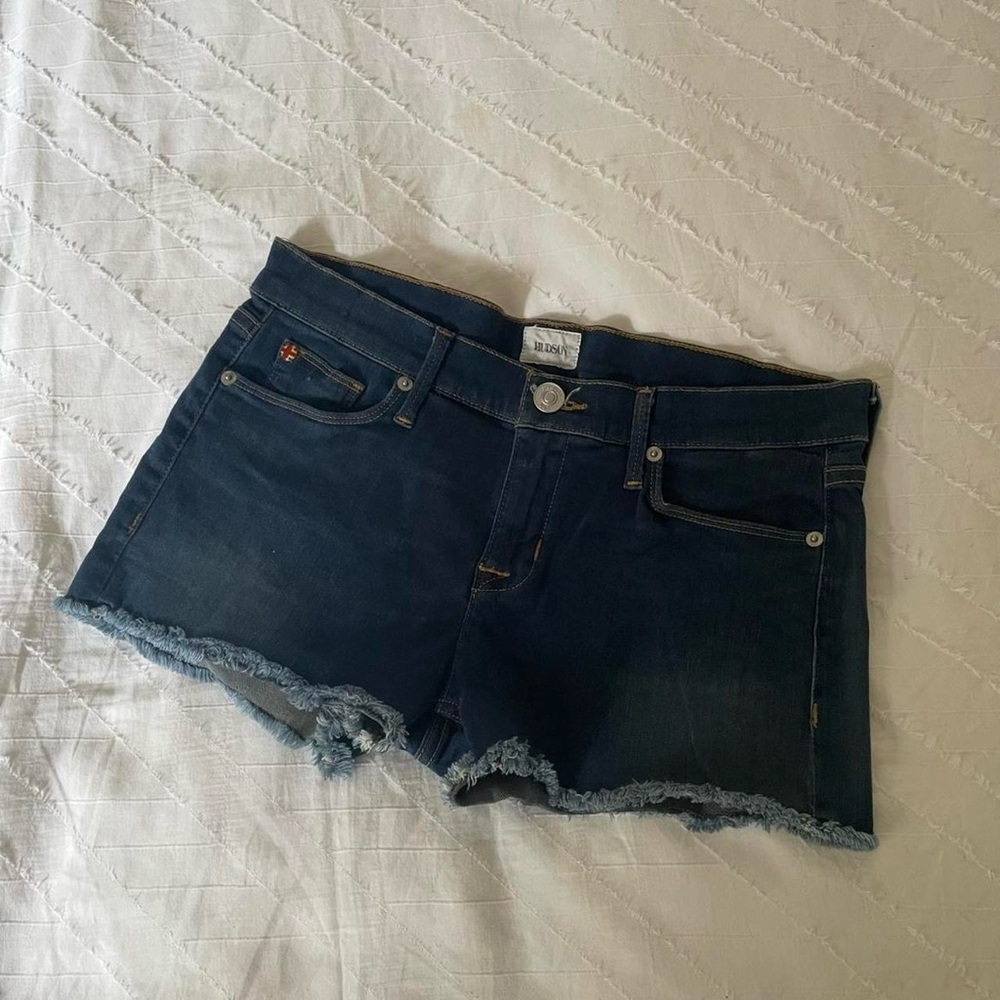 🤍 HUDSON JEANS • Y2K VINTAGE // dark wash denim shorts with frayed hem